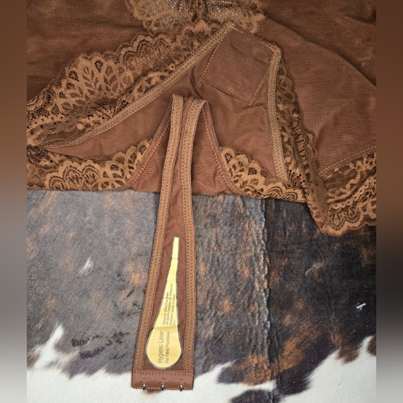 Popilush Shapewear Lace Deep-V Neck Bodysuit - Picture 3 of 4